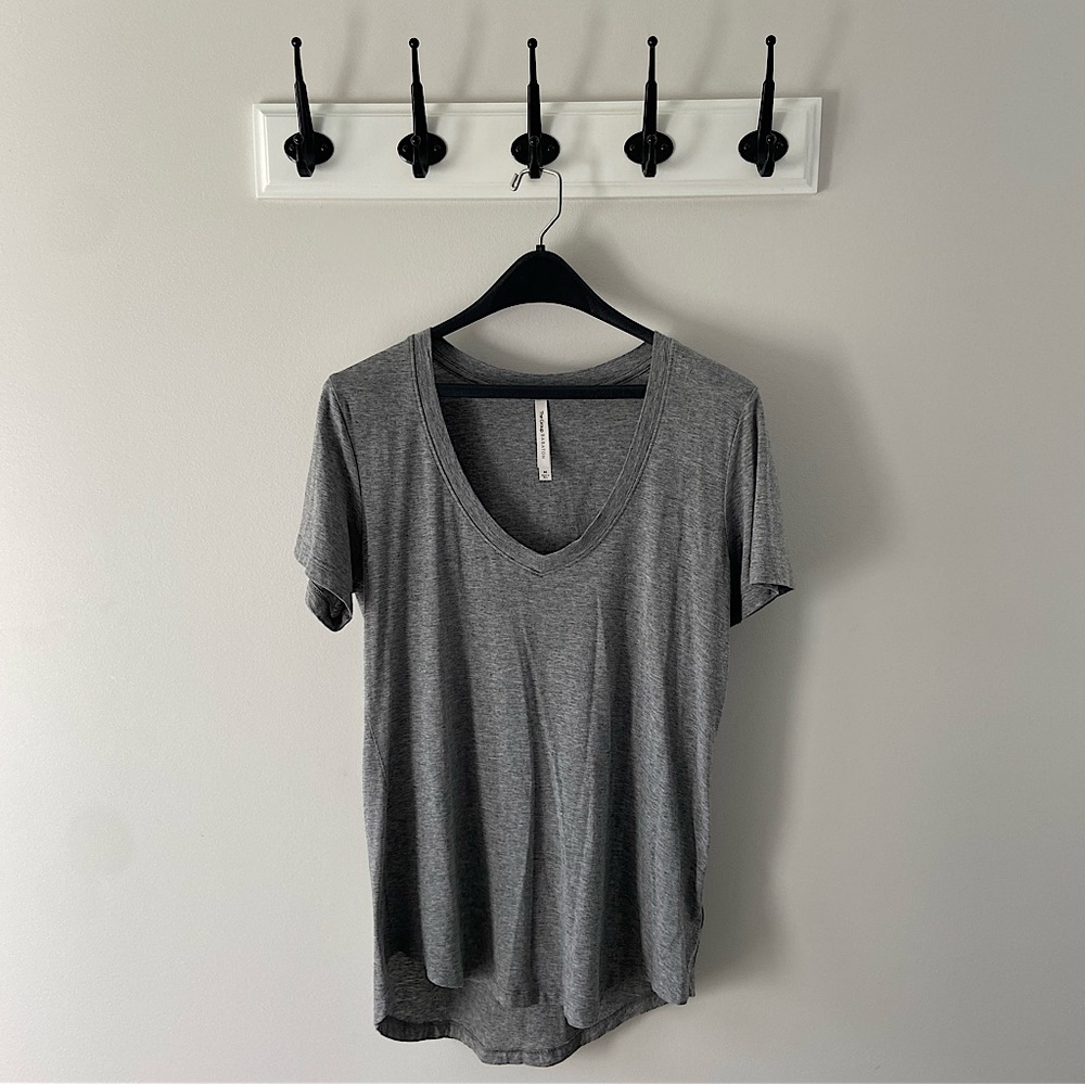Aritzia Babaton the Group Grey V-neck T-shirt size M
